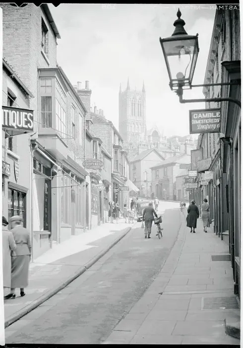 Framed Print : View of Street Leading to Lincoln Cathedral