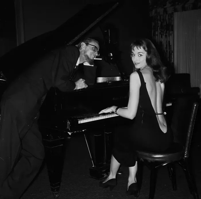 Framed Print : Vikki Dougan