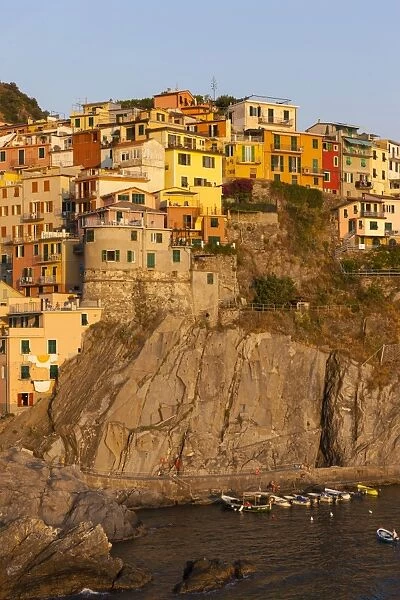 Village with colourful houses by the sea, Manarola, Cinque Terre, UNESCO World Heritage Site, Province of La Spezia, Liguria, Italy