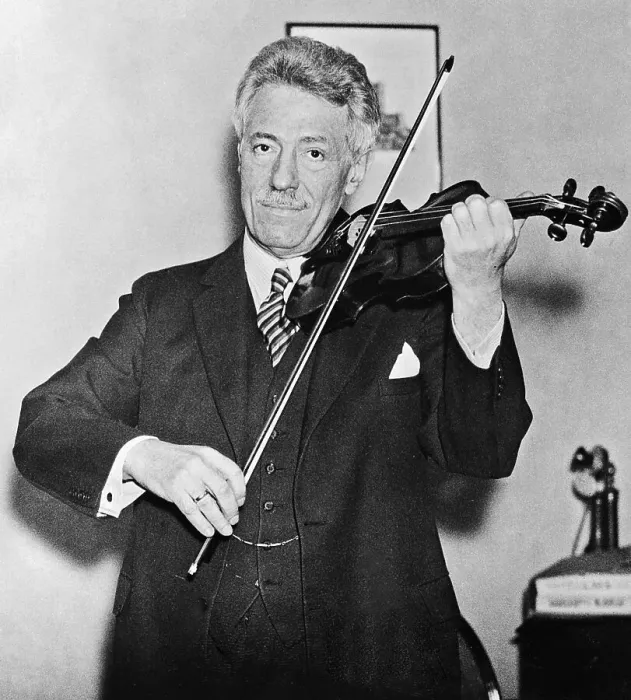 Framed Print : Violinist Playing in London