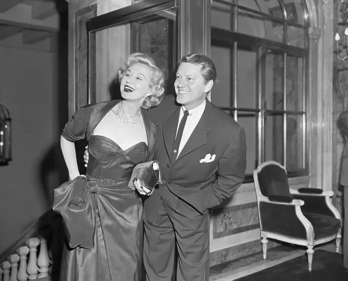 Framed Print : Virginia Mayo and Husband Michael O'Shea Framed Print : Virginia Mayo and Husband Michael O'Shea