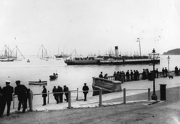 Cowes. August 1912: Visitors arriving by steamboats on the Isle of Wight