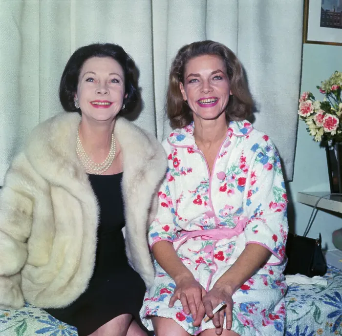 Framed Print : Vivian Leigh with Lauren Bacall Framed Print : Vivian Leigh with Lauren Bacall