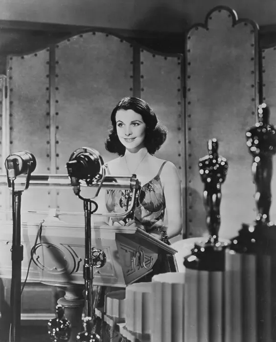 Framed Print : Vivien Leigh Accepting Her Academy Award Framed Print : Vivien Leigh Accepting Her Academy Award