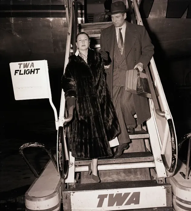 Framed Print : Vivien Leigh and Laurence Olivier Exit Plane Framed Print : Vivien Leigh and Laurence Olivier Exit Plane