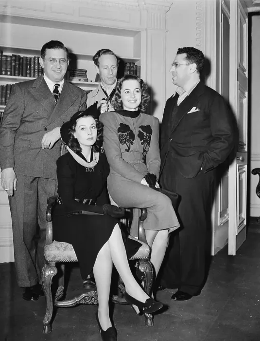Framed Print : Vivien Leigh and Olivia De Havilland With Producers Framed Print : Vivien Leigh and Olivia De Havilland With Producers