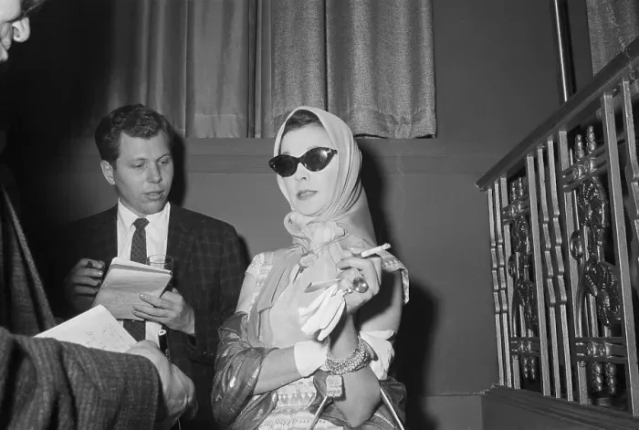 Framed Print : Vivien Leigh Speaks To Press W / Cig&Scarf Framed Print : Vivien Leigh Speaks To Press W / Cig&Scarf