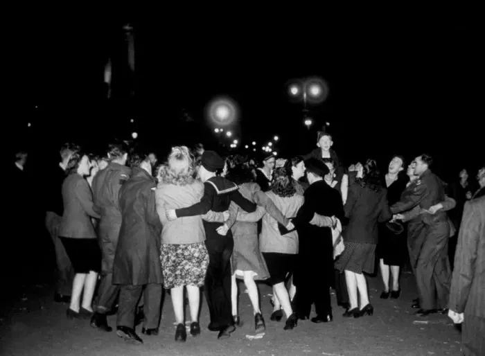 Framed Print : VJ Day. 11th August 1945: Revellers dancing in a floodlit Trafalgar Square Framed Print : VJ Day. 11th August 1945: Revellers dancing in a floodlit Trafalgar Square
