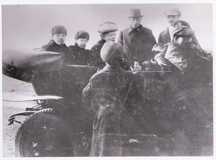 Framed Print : Vladimir Lenin and Wife in Car Framed Print : Vladimir Lenin and Wife in Car