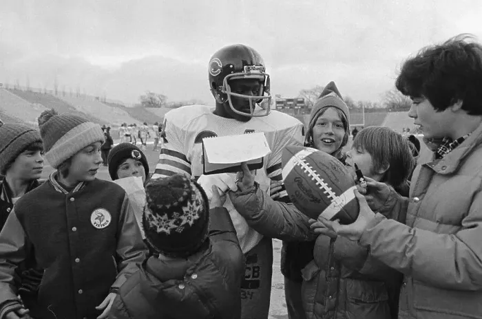 Framed Print : Walter Payton Signs Young Fan's Autographs Framed Print : Walter Payton Signs Young Fan's Autographs