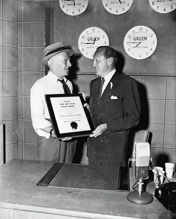 : Walter Winchel Gets Award From Jack Benn : Walter Winchel Gets Award From Jack Benn