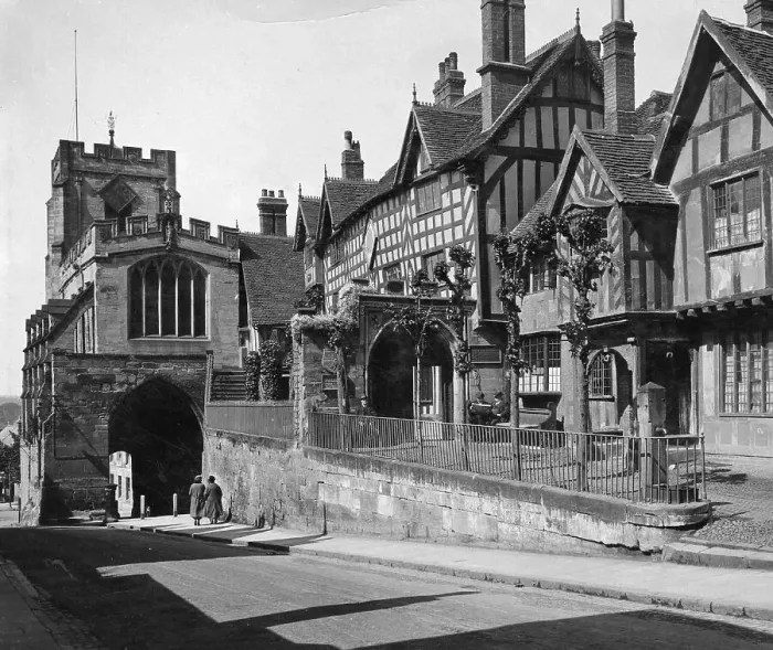 Framed Print : Warwick. circa 1960: View of the old hospital and St Framed Print : Warwick. circa 1960: View of the old hospital and St