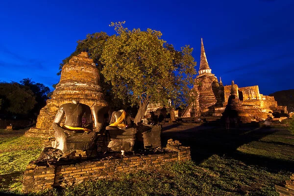 Wat Phra Si Sanphet at night