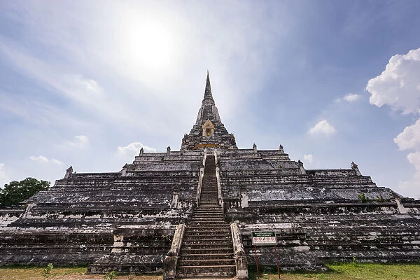 Wat Phu Khao Thong (Chedi Phu Khao Thong)