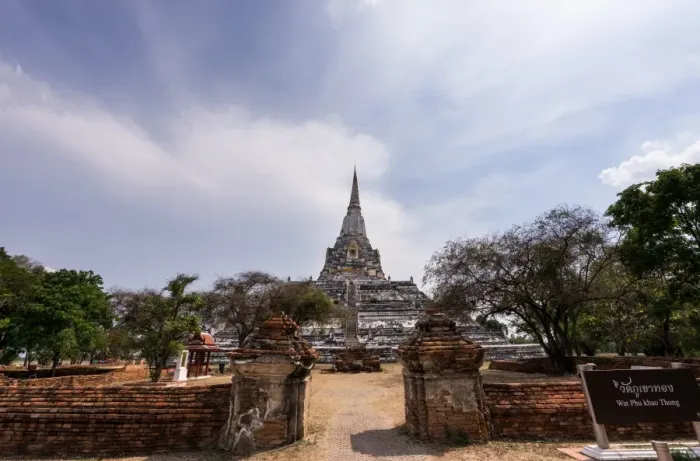 Framed Print : Wat Phu Khao Thong (Chedi Phu Khao Thong) Framed Print : Wat Phu Khao Thong (Chedi Phu Khao Thong)