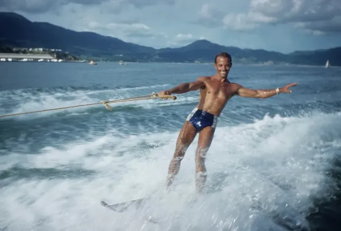 Framed Print : WATER SKIING IN ACAPULCO Framed Print : WATER SKIING IN ACAPULCO