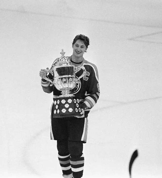 Framed Print : Wayne Gretzky Displays Campbell Conference Trophy