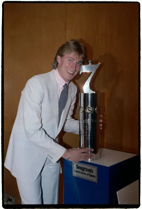 Framed Print : Wayne Gretzky With Seagrams 7 Award Framed Print : Wayne Gretzky With Seagrams 7 Award