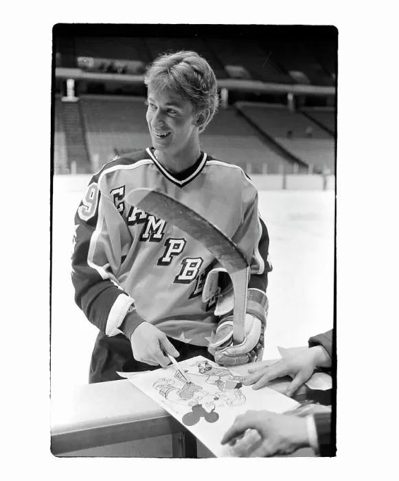 Framed Print : Wayne Gretzky Signing Autographs Framed Print : Wayne Gretzky Signing Autographs