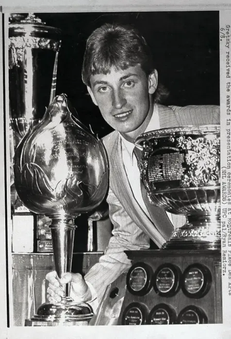 Framed Print : Wayne Gretzky Winning Hart Trophy Framed Print : Wayne Gretzky Winning Hart Trophy