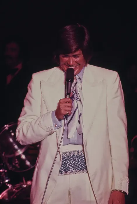 Framed Print : Wayne Newton Plays The Frontier On The Las Vegas Strip Framed Print : Wayne Newton Plays The Frontier On The Las Vegas Strip