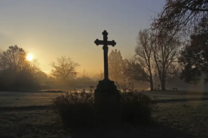 Framed Print : Wayside cross near a pond, early morning with sunrise, district of Mittelberg, Biberach, Upper Swabia, Baden-Wuerttemberg, Germany, Europe