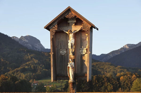 Wayside cross in Wiechs, Mt Wendelstein at back, Bad Feilnbach, Upper Bavaria, Bavaria, Germany, Europe