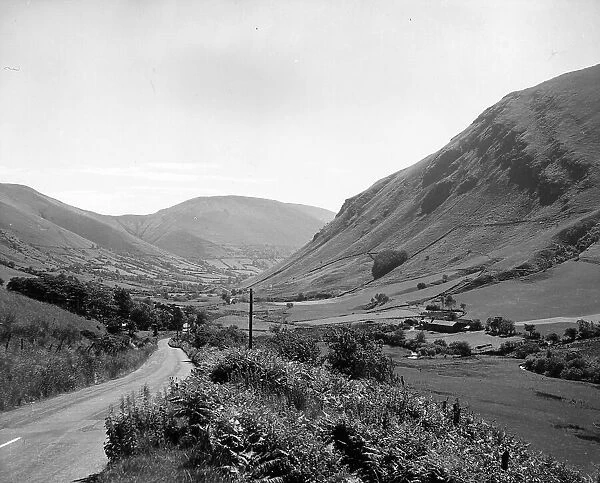 Welsh Valley. circa 1950: The Bwlch Oerddrws Pass, near Dinas Mawddwy, Wales