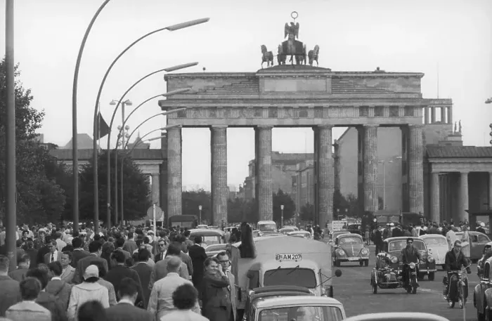 Framed Print : West Berliners Crowd at Brandenburg Gate Framed Print : West Berliners Crowd at Brandenburg Gate