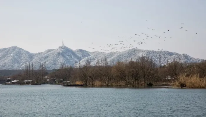 Framed Print : The West Lake against snow-covered hills, Hangzhou, China Framed Print : The West Lake against snow-covered hills, Hangzhou, China
