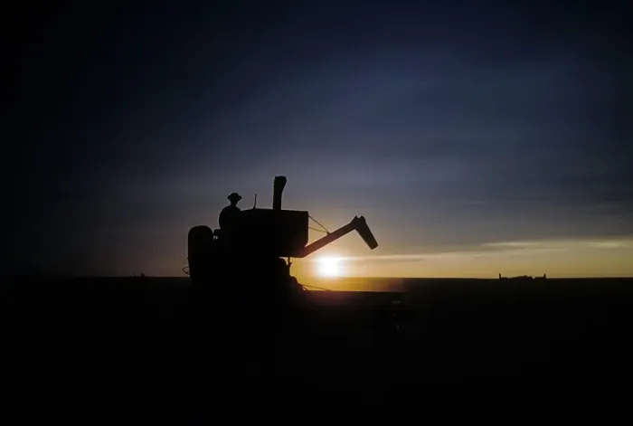 Framed Print : WHEAT HARVEST IN KANSAS