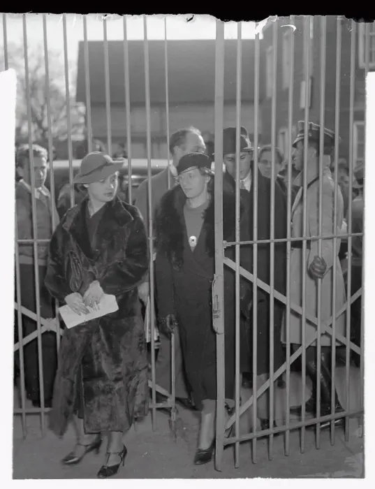 Framed Print : Wife of Bruno Richard Hauptman Entering Court Gate Framed Print : Wife of Bruno Richard Hauptman Entering Court Gate