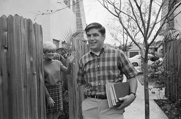 Framed Print : Wife Nancy Waving to Husband Tom Seaver