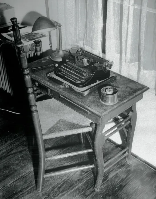 Framed Print : William Faulker's Typewriter And Desk Framed Print : William Faulker's Typewriter And Desk