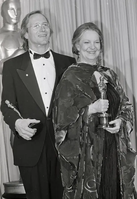 Framed Print : William Hurt and Geraldine Page With Oscars Framed Print : William Hurt and Geraldine Page With Oscars