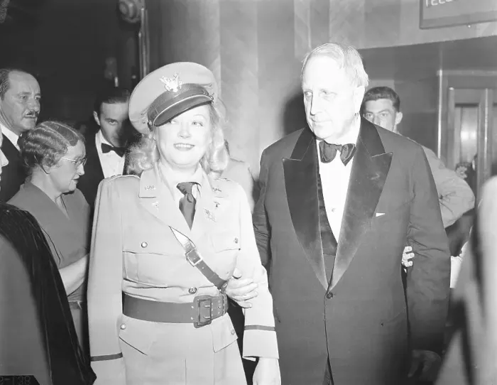 Framed Print : William Randolph Hearst and Marion Davies Leaving the Palladium Framed Print : William Randolph Hearst and Marion Davies Leaving the Palladium