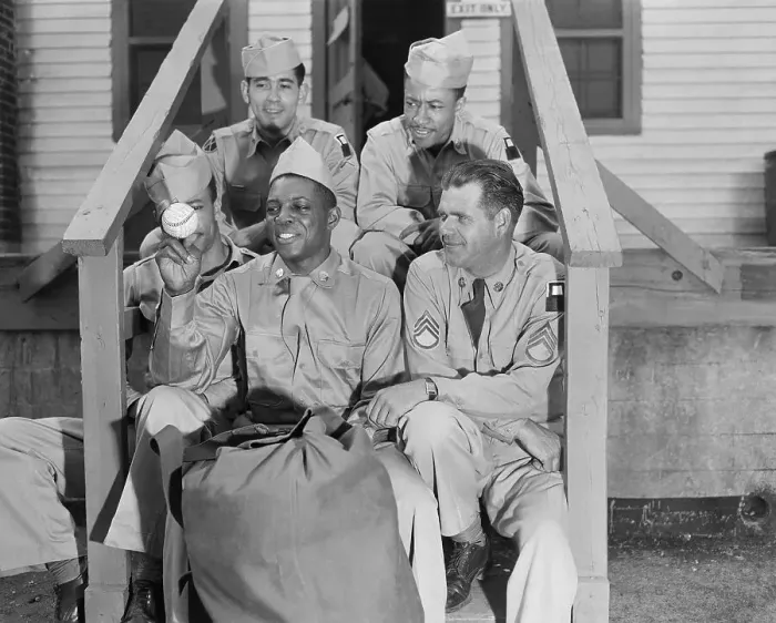 Framed Print : Willie Mays In Army Uniform With Army Buddies