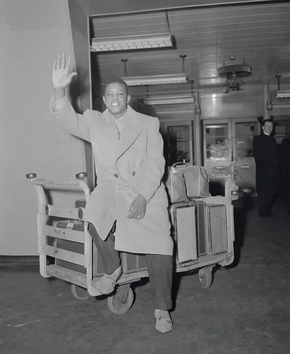 Framed Print : Willie Mays in Overcoat and Waving to Camera While in Airport Framed Print : Willie Mays in Overcoat and Waving to Camera While in Airport