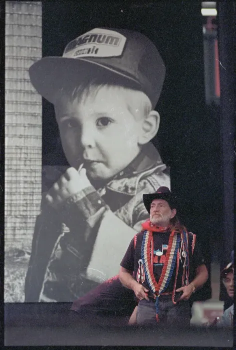 Framed Print : Willie Nelson Entertaining Framed Print : Willie Nelson Entertaining