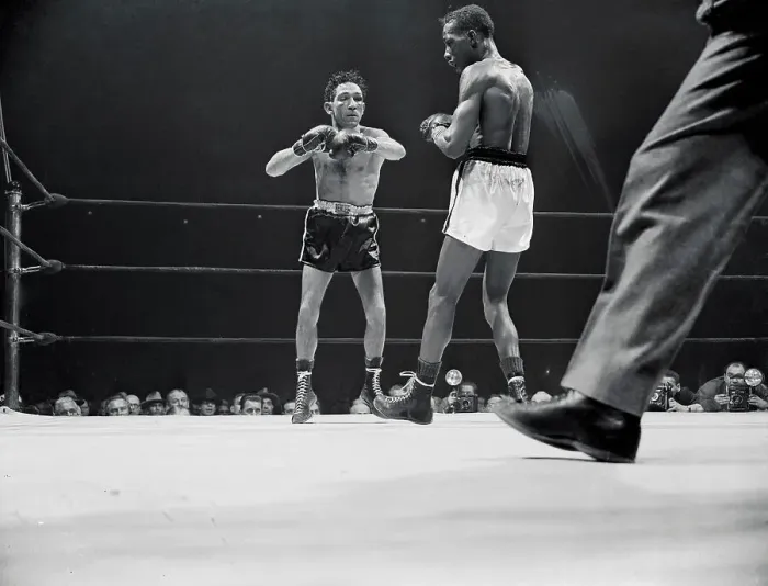 Framed Print : Willie Pep Bloodied in Match with Sandy Saddler Framed Print : Willie Pep Bloodied in Match with Sandy Saddler