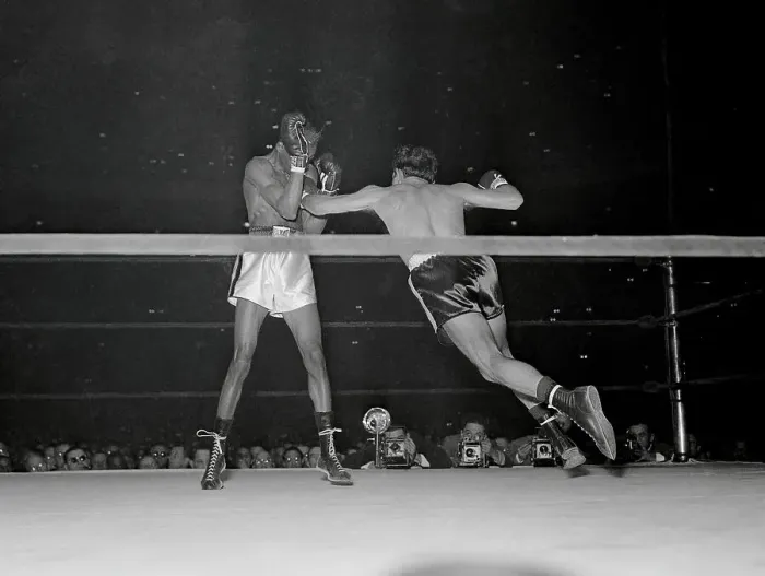 Framed Print : Willie Pep Lunging at Sandy Saddler
