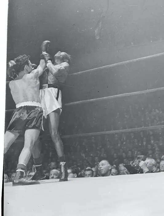 Framed Print : Willie Pep Punching Sandy Saddler