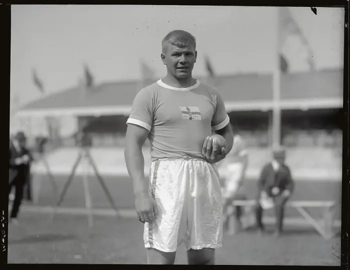 Framed Print : Willie Porolla Holding Put Before Throw