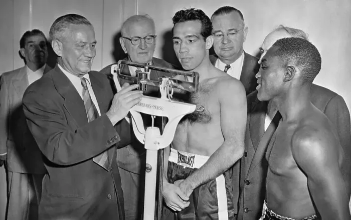 Framed Print : Willie Ritchie Weighing Paddy DeMarco Framed Print : Willie Ritchie Weighing Paddy DeMarco