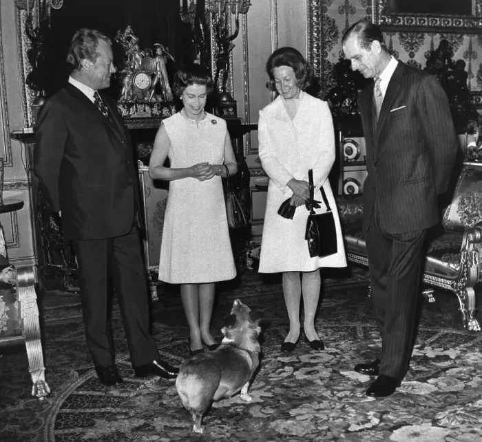 Framed Print : Willy Brandt with Queen Elizabeth and Others Framed Print : Willy Brandt with Queen Elizabeth and Others