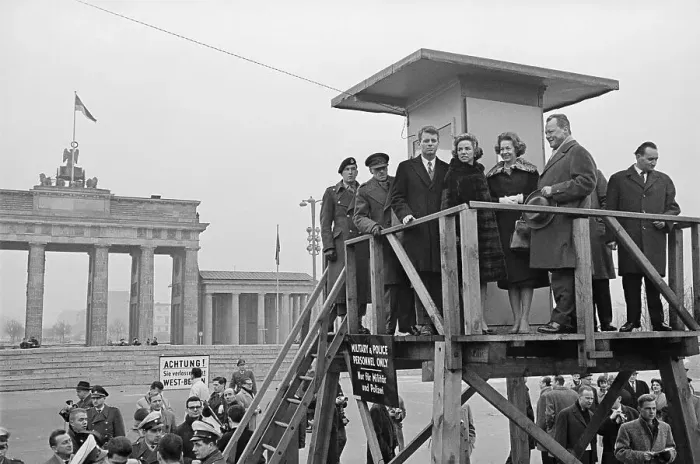 Framed Print : Willy Brandt with Wife and Others Overlooking Berlin Wall Framed Print : Willy Brandt with Wife and Others Overlooking Berlin Wall
