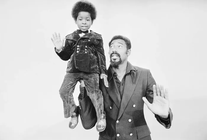 Framed Print : Wilt Chamberlain Holding Rodney Allen Rippy Framed Print : Wilt Chamberlain Holding Rodney Allen Rippy