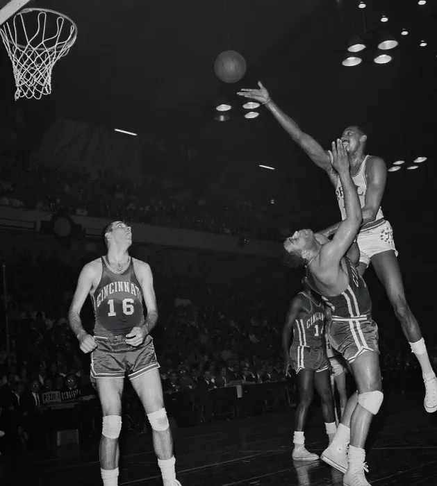 Framed Print : Wilt Chamberlain Jumping over Wayne Embry Framed Print : Wilt Chamberlain Jumping over Wayne Embry