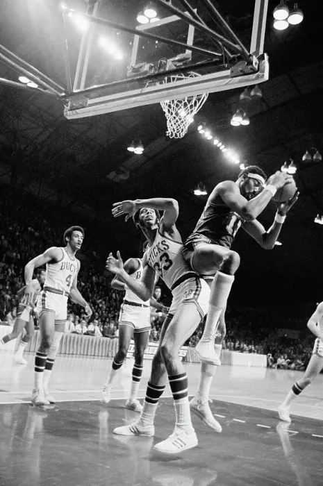 Framed Print : Wilt Chamberlain and Kareem Abdul-Jabbar Framed Print : Wilt Chamberlain and Kareem Abdul-Jabbar