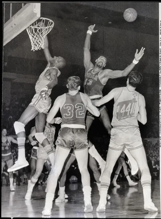 Framed Print : Wilt Chamberlain, Nate Thurmond and Bill Cunningham